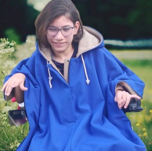 Cape imperméable avec zip et capuche intégrée pour fauteuil roulant