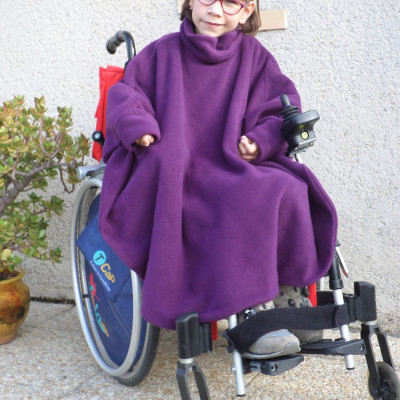La cape polaire, un vêtement chaud pour fauteuil roulant avec corset siège Enfant/Adulte