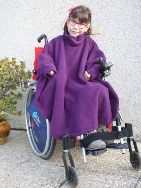 La cape polaire, un vêtement chaud pour fauteuil roulant avec corset siège Enfant/Adulte