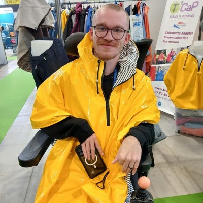 Le ciré jaune esprit marin adapté au handicap en fauteuil roulant avec ou sans corset siège. T'CAP.fr