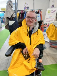 Le ciré jaune esprit marin adapté au handicap en fauteuil roulant avec ou sans corset siège. T'CAP.fr