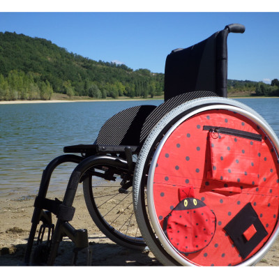 Accessoire pour fauteuil roulant : Enjolieroue avec poche 1 plate zippée - 1 poche maille - 1 poche amovible + 1 enjolieroue assortie