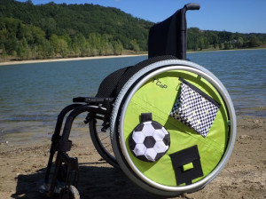 Accessoire pour fauteuil roulant : Enjolieroue avec poche 1 plate zippée - 1 poche maille - 1 poche amovible  + 1 enjolieroue assortie