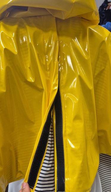 Le ciré jaune esprit marin adapté aux chaises roulantes et corset siège T'CAP
