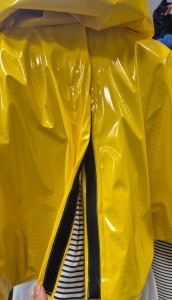 Le ciré jaune esprit marin adapté aux chaises roulantes et corset siège T'CAP