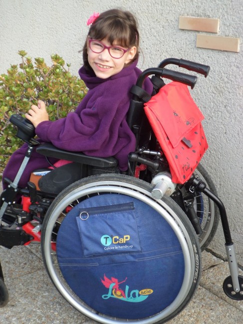 Capes et accessoires adaptés pour enfant et adulte en fauteuil roulant