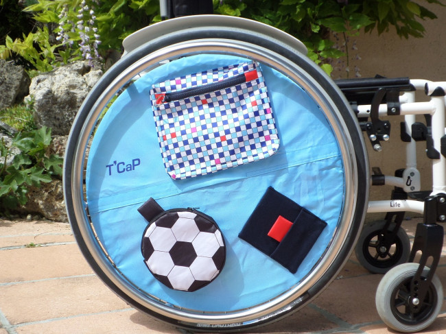 Accessoire pour fauteuil roulant : Enjolieroue avec poche 1 plate zippée - 1 poche maille - 1 poche amovible  + 1 enjolieroue assortie