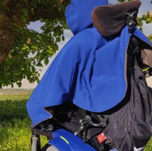 Cape imperméable avec zip et capuche intégrée pour fauteuil roulant
