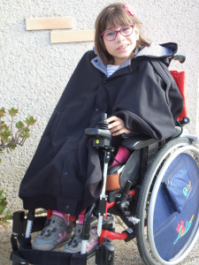 Cape imperméable BOMBERS pour fauteuil avec corset siège enfant/adulte