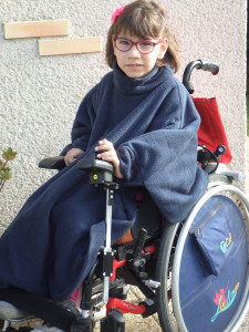 La cape polaire, un vêtement chaud pour fauteuil roulant avec corset siège Enfant/Adulte